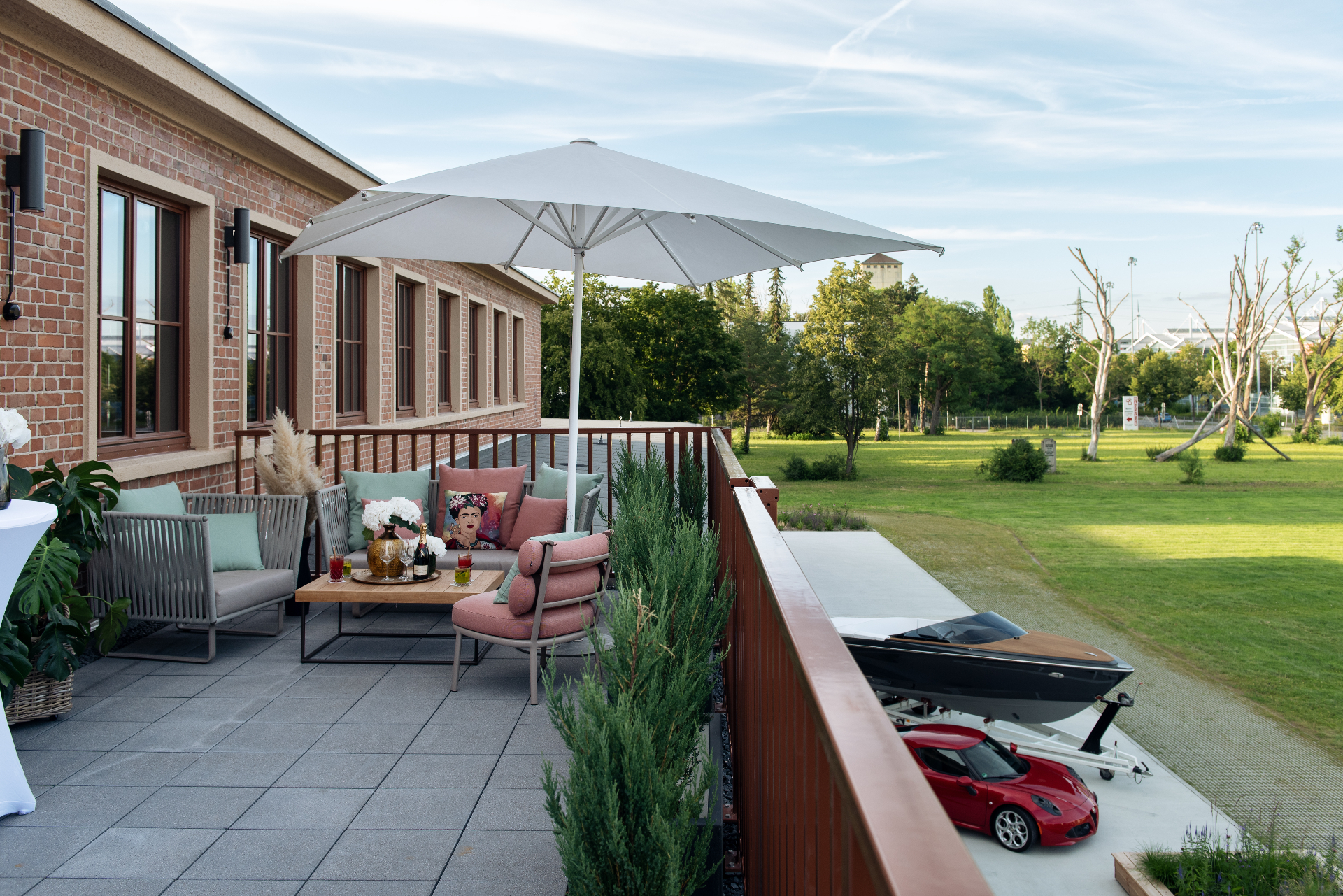 Boardroom mit Terrasse und Blick auf die Boote